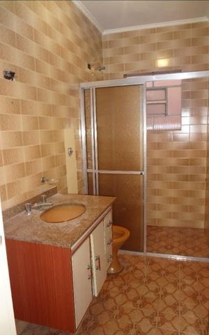 Casa à venda com 250m², 2 quartos e 2 vagas Casa à venda com 250m², 2 quartos e 2 vagasBanheiro
