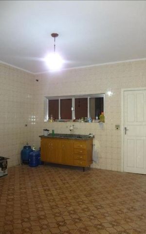 Casa à venda com 250m², 2 quartos e 2 vagas Casa à venda com 250m², 2 quartos e 2 vagasCozinha