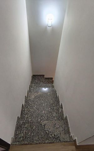 Casa à venda com 125m², 3 quartos e 2 vagas Casa à venda com 125m², 3 quartos e 2 vagasEscada