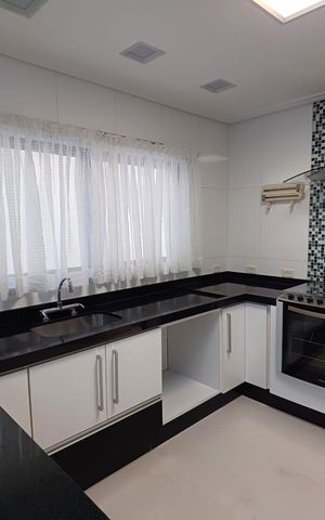 Casa à venda com 160m², 3 quartos e 4 vagas Casa à venda com 160m², 3 quartos e 4 vagasCozinha
