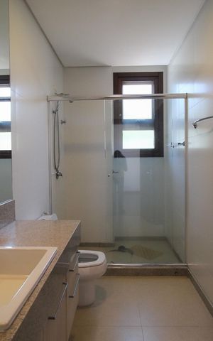 Casa de condomínio à venda com 496m², 5 quartos e 4 vagas Casa de condomínio à venda com 496m², 5 quartos e 4 vagasBanheiro da Suíte 3