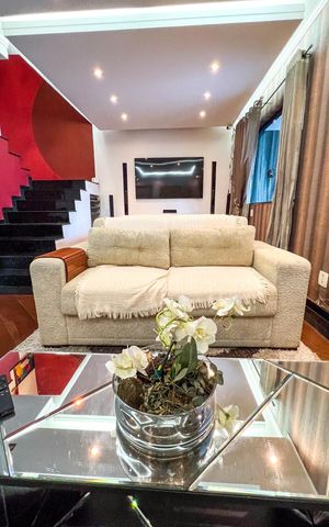 Casa à venda com 324m², 4 quartos e 4 vagas Casa à venda com 324m², 4 quartos e 4 vagasSala