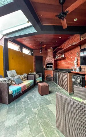 Casa à venda com 324m², 4 quartos e 4 vagas Casa à venda com 324m², 4 quartos e 4 vagasÁrea Comum