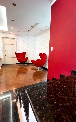 Casa à venda com 324m², 4 quartos e 4 vagas Casa à venda com 324m², 4 quartos e 4 vagasEscada