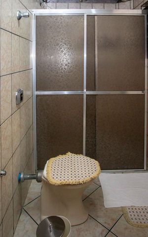 Casa à venda com 290m², 2 quartos e 7 vagasBanheiro Social Casa 1