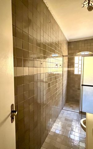 Casa à venda com 180m², 3 quartos e 2 vagas Casa à venda com 180m², 3 quartos e 2 vagasBanheiro 1