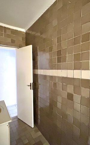 Casa à venda com 180m², 3 quartos e 2 vagas Casa à venda com 180m², 3 quartos e 2 vagasBanheiro 1