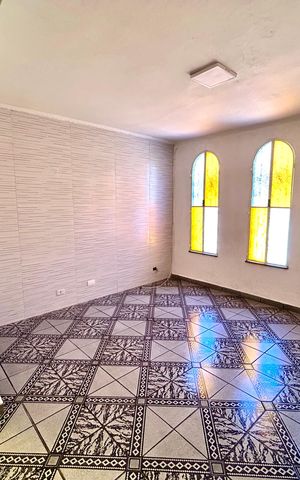Casa à venda com 180m², 3 quartos e 2 vagas Casa à venda com 180m², 3 quartos e 2 vagasSala