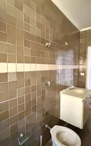 Casa à venda com 180m², 3 quartos e 2 vagas Casa à venda com 180m², 3 quartos e 2 vagasBanheiro 1