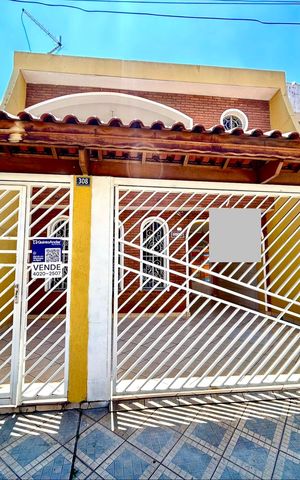 Casa à venda com 180m², 3 quartos e 2 vagas Casa à venda com 180m², 3 quartos e 2 vagasPlaca instalada na fachada do imóvel