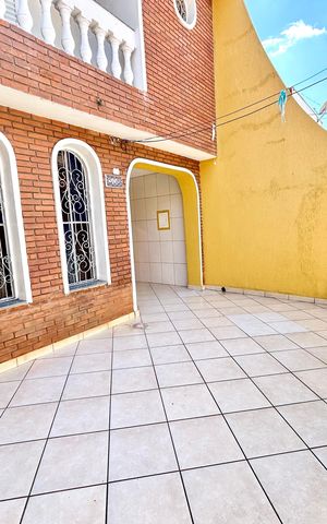 Casa à venda com 180m², 3 quartos e 2 vagas Casa à venda com 180m², 3 quartos e 2 vagasGaragem