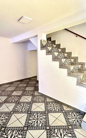 Casa à venda com 180m², 3 quartos e 2 vagas Casa à venda com 180m², 3 quartos e 2 vagasSala