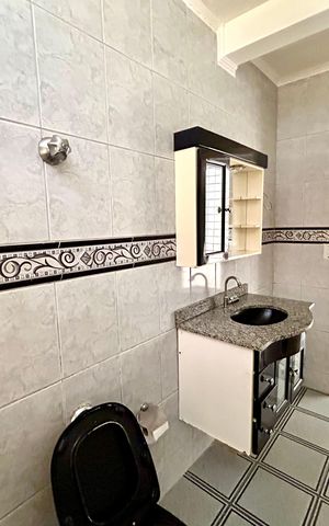 Casa à venda com 180m², 3 quartos e 2 vagas Casa à venda com 180m², 3 quartos e 2 vagasBanheiro 2