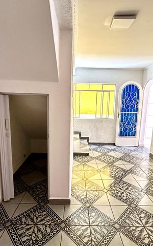 Casa à venda com 180m², 3 quartos e 2 vagas Casa à venda com 180m², 3 quartos e 2 vagasSala