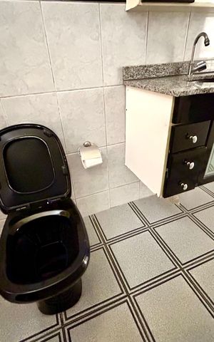 Casa à venda com 180m², 3 quartos e 2 vagas Casa à venda com 180m², 3 quartos e 2 vagasBanheiro 2