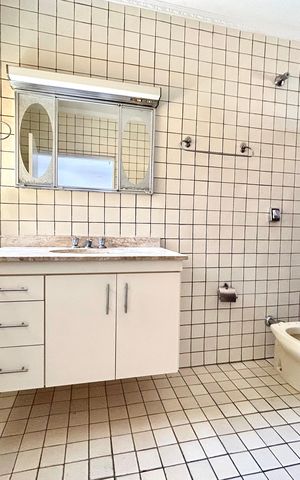 Casa à venda com 180m², 3 quartos e 2 vagas Casa à venda com 180m², 3 quartos e 2 vagasBanheiro da Suíte