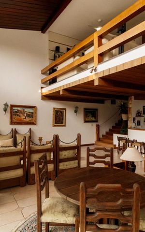 Casa à venda com 550m², 5 quartos e 4 vagas Casa à venda com 550m², 5 quartos e 4 vagasSala