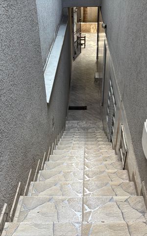 Casa para alugar com 140m², 4 quartos e 1 vaga Casa para alugar com 140m², 4 quartos e 1 vagaEscada de entrada para Casa 1 e 2