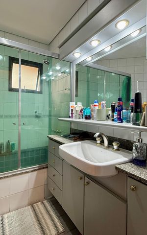 Apartamento à venda com 155m², 3 quartos e 3 vagas Apartamento à venda com 155m², 3 quartos e 3 vagasBanheiro Suíte