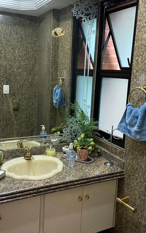 Apartamento à venda com 230m², 4 quartos e 4 vagas Apartamento à venda com 230m², 4 quartos e 4 vagasBanheiro