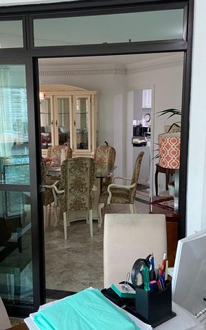 Apartamento à venda com 230m², 4 quartos e 4 vagas Apartamento à venda com 230m², 4 quartos e 4 vagasVaranda