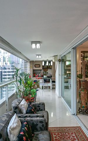 Apartamento para alugar com 211m², 3 quartos e 3 vagasVaranda
