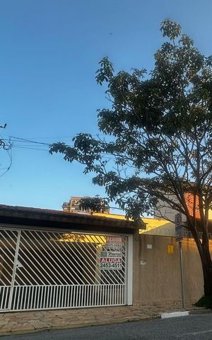 Casa para alugar com 175m², 6 quartos e 3 vagas Casa para alugar com 175m², 6 quartos e 3 vagasFachada