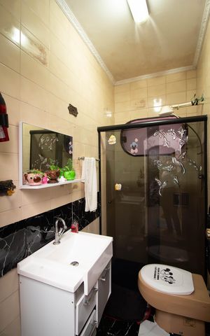 Casa à venda com 246m², 3 quartos e 3 vagas Casa à venda com 246m², 3 quartos e 3 vagasBanheiro Social