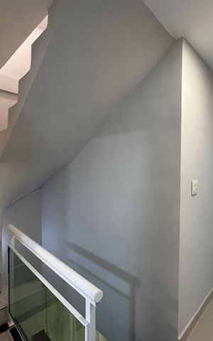 Casa de condomínio para alugar com 280m², 4 quartos e 2 vagas Casa de condomínio para alugar com 280m², 4 quartos e 2 vagasEscada