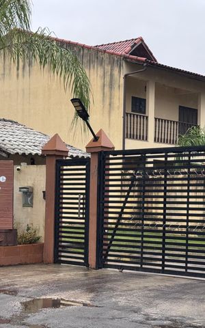 Casa de condomínio para alugar com 280m², 4 quartos e 2 vagas Casa de condomínio para alugar com 280m², 4 quartos e 2 vagasFachada