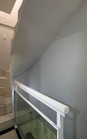 Casa de condomínio para alugar com 280m², 4 quartos e 2 vagas Casa de condomínio para alugar com 280m², 4 quartos e 2 vagasEscada