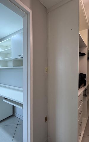 Casa de condomínio para alugar com 280m², 4 quartos e 2 vagas Casa de condomínio para alugar com 280m², 4 quartos e 2 vagasSuíte 2 - Closet