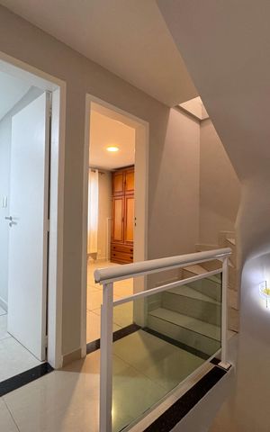 Casa de condomínio para alugar com 280m², 4 quartos e 2 vagas Casa de condomínio para alugar com 280m², 4 quartos e 2 vagasEscada