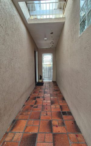 Casa à venda com 180m², 4 quartos e 2 vagas Casa à venda com 180m², 4 quartos e 2 vagasÁrea externa