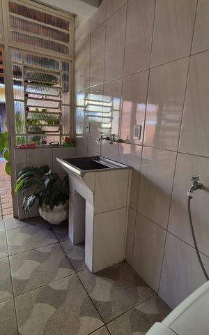 Casa à venda com 180m², 4 quartos e 2 vagas Casa à venda com 180m², 4 quartos e 2 vagasÁrea de serviço