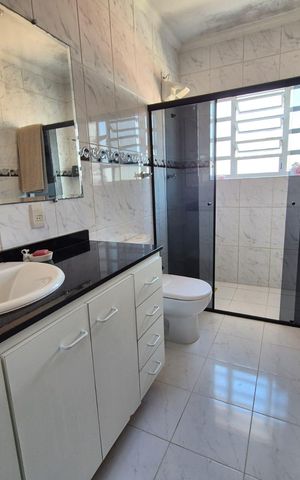 Casa à venda com 180m², 4 quartos e 2 vagas Casa à venda com 180m², 4 quartos e 2 vagasBanheiro