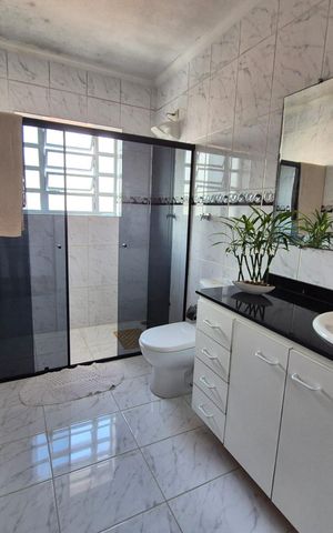 Casa à venda com 180m², 4 quartos e 2 vagas Casa à venda com 180m², 4 quartos e 2 vagasBanheiro