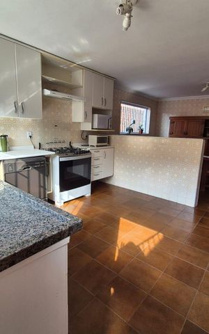 Casa à venda com 180m², 4 quartos e 2 vagas Casa à venda com 180m², 4 quartos e 2 vagasCozinha
