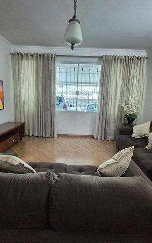 Casa à venda com 180m², 4 quartos e 2 vagas Casa à venda com 180m², 4 quartos e 2 vagasSala