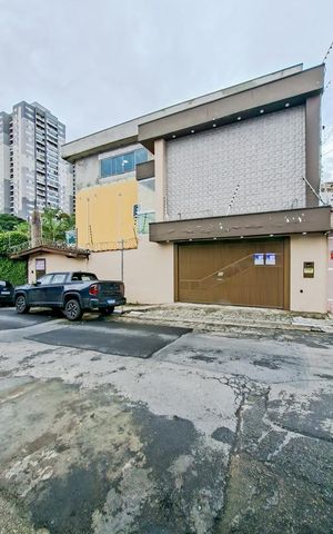 Casa à venda com 470m², 4 quartos e 4 vagasFachada