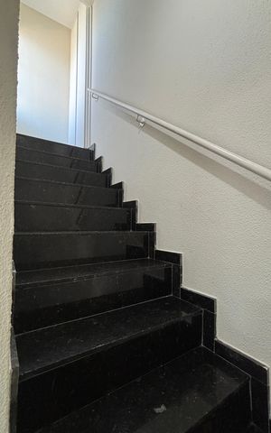 Apartamento à venda com 150m², 2 quartos e 2 vagas Apartamento à venda com 150m², 2 quartos e 2 vagasEscada