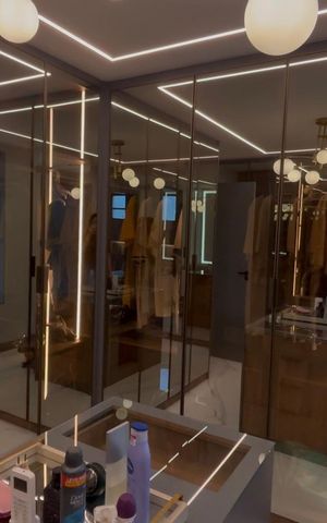 Casa de condomínio à venda com 433m², 4 quartos e 2 vagas Casa de condomínio à venda com 433m², 4 quartos e 2 vagasCloset