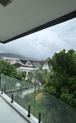 Casa de condomínio à venda com 433m², 4 quartos e 2 vagas Casa de condomínio à venda com 433m², 4 quartos e 2 vagasVaranda