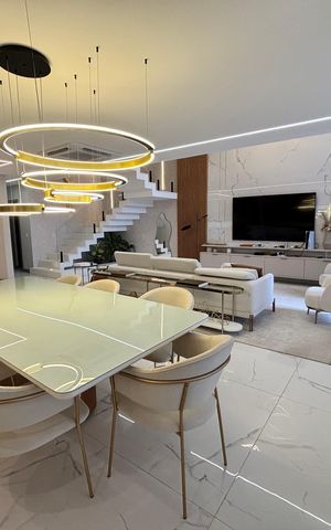 Casa de condomínio à venda com 433m², 4 quartos e 2 vagas Casa de condomínio à venda com 433m², 4 quartos e 2 vagasSala