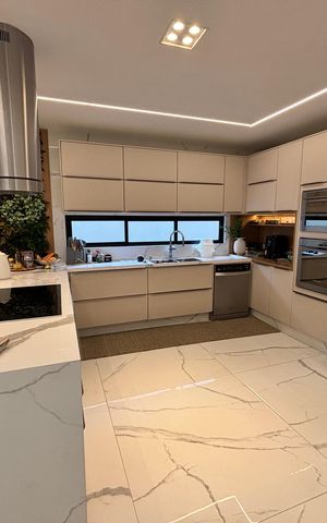Casa de condomínio à venda com 433m², 4 quartos e 2 vagas Casa de condomínio à venda com 433m², 4 quartos e 2 vagasCozinha