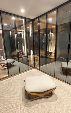 Casa de condomínio à venda com 433m², 4 quartos e 2 vagas Casa de condomínio à venda com 433m², 4 quartos e 2 vagasCloset do quarto 3
