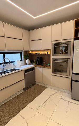 Casa de condomínio à venda com 433m², 4 quartos e 2 vagas Casa de condomínio à venda com 433m², 4 quartos e 2 vagasCozinha
