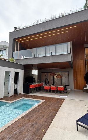 Casa de condomínio à venda com 433m², 4 quartos e 2 vagas Casa de condomínio à venda com 433m², 4 quartos e 2 vagasFachada