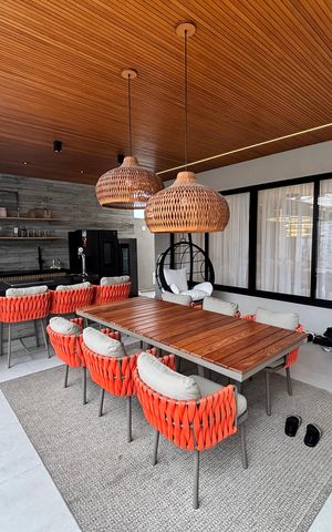 Casa de condomínio à venda com 433m², 4 quartos e 2 vagas Casa de condomínio à venda com 433m², 4 quartos e 2 vagasÁrea externa