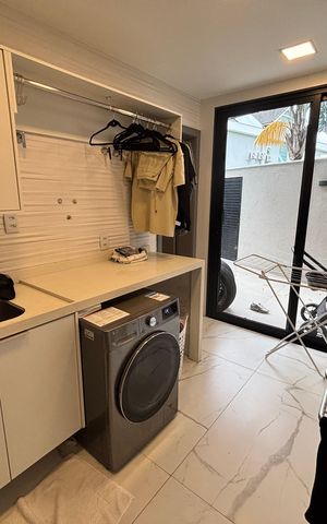 Casa de condomínio à venda com 433m², 4 quartos e 2 vagas Casa de condomínio à venda com 433m², 4 quartos e 2 vagasÁrea de Serviço